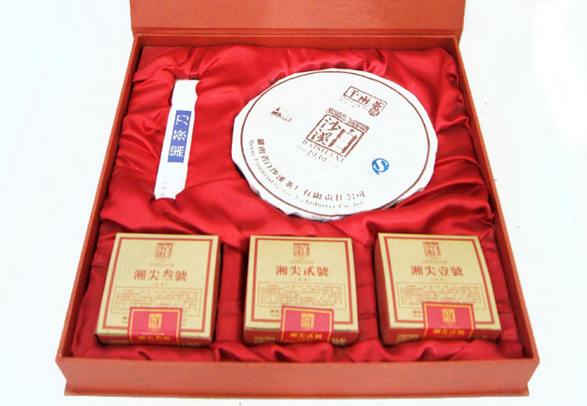 爱达黑茶俱乐部供应的白沙溪2011年出品辉泽华夏精品黑茶礼盒