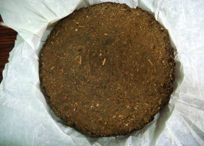 爱达黑茶俱乐部供应的2011年出品的久扬牌千两茶饼